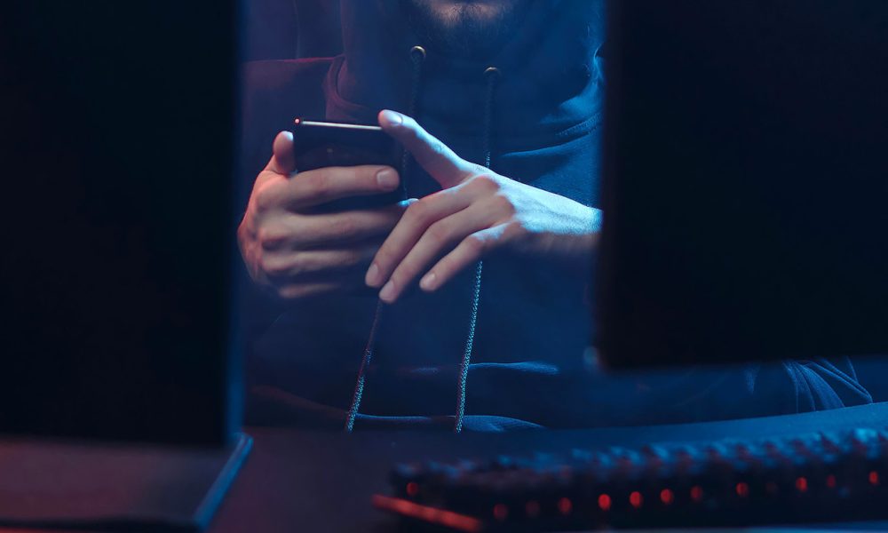 هل استخدام تطبيقات تتبع التجسس آمن وقانوني؟