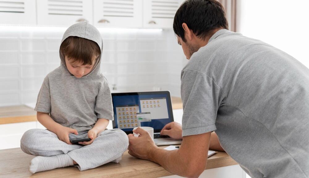 Welche Funktionen bietet eine Handy-&Uuml;berwachung-App kostenlos Kinder im Vergleich zur Premium-Version