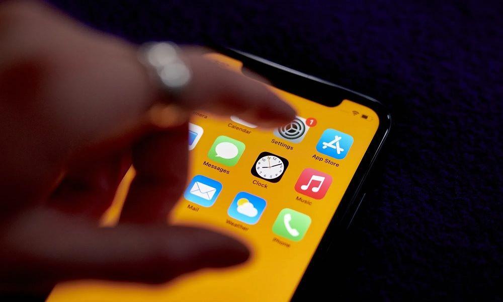 Acceso físico al dispositivo para espiar Messenger gratis