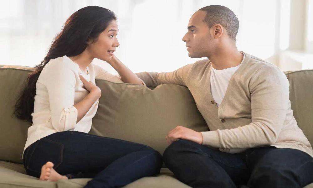 Cómo afecta a la relación espiar WhatsApp y Messenger de tu pareja