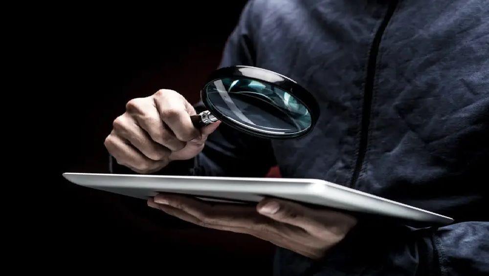 Consultar ayuda profesional para saber con quién mensajea tu pareja en WhatsApp