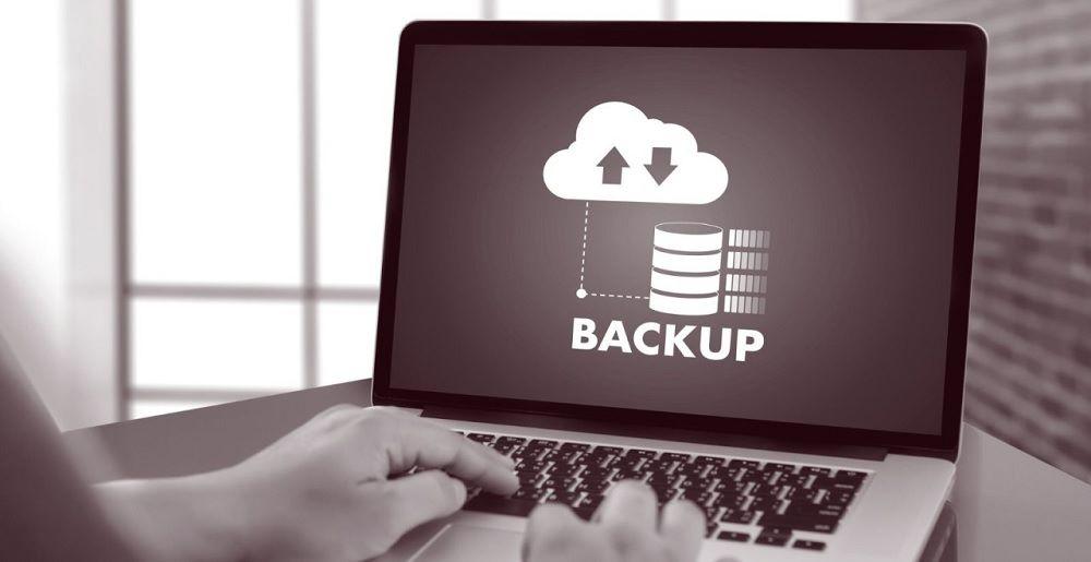 Consultar copias de seguridad para saber con quién habla mi pareja en WhatsApp