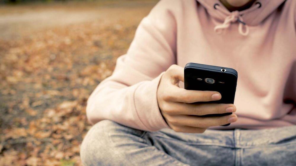 Revisar el teléfono directamente para revisar WhatsApp