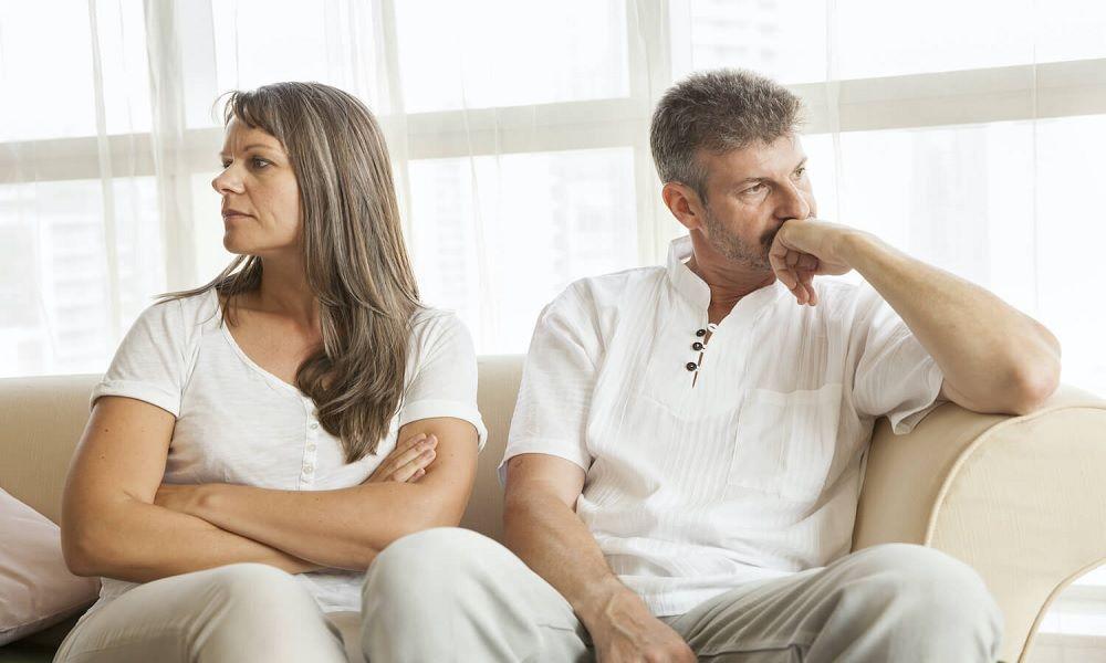 Cómo ver los mensajes de tu pareja puede afectar tu relación