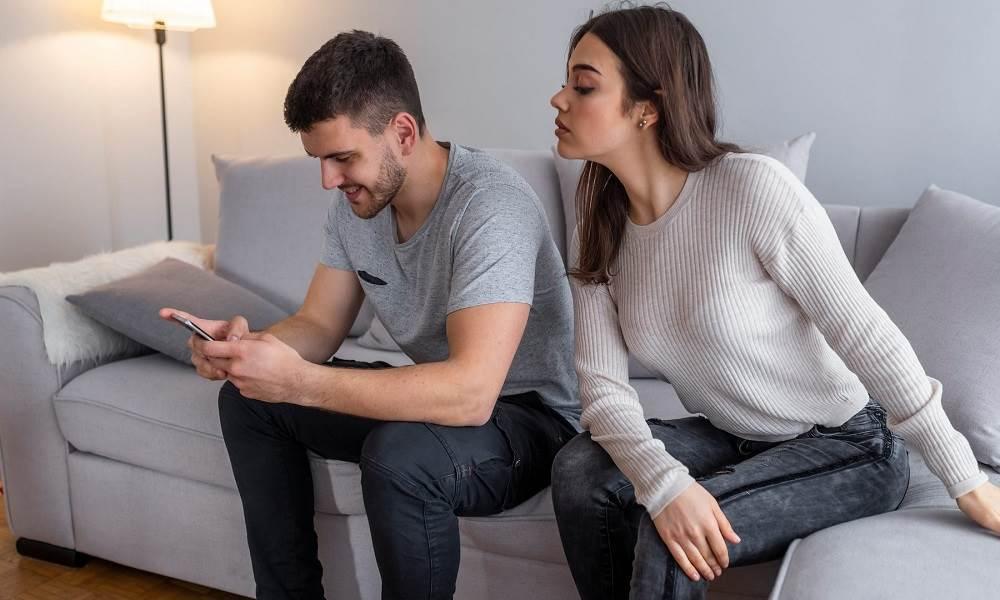 7 Best Ways: How Can I Spy on My Boyfriend's Phone without Him Knowing for Free