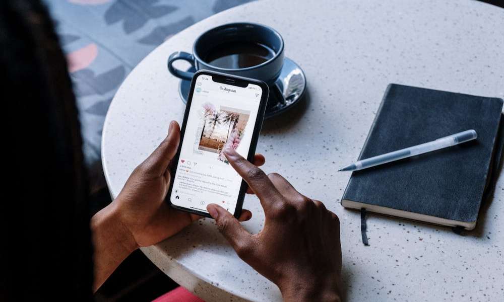 Ways to Read Your Boyfriend's Text Messages without Touching His Phone