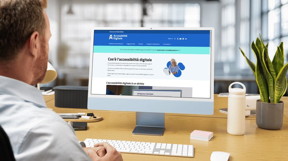 Servizi online di monitoraggio per spiare conversazioni WhatsApp senza installare programmi