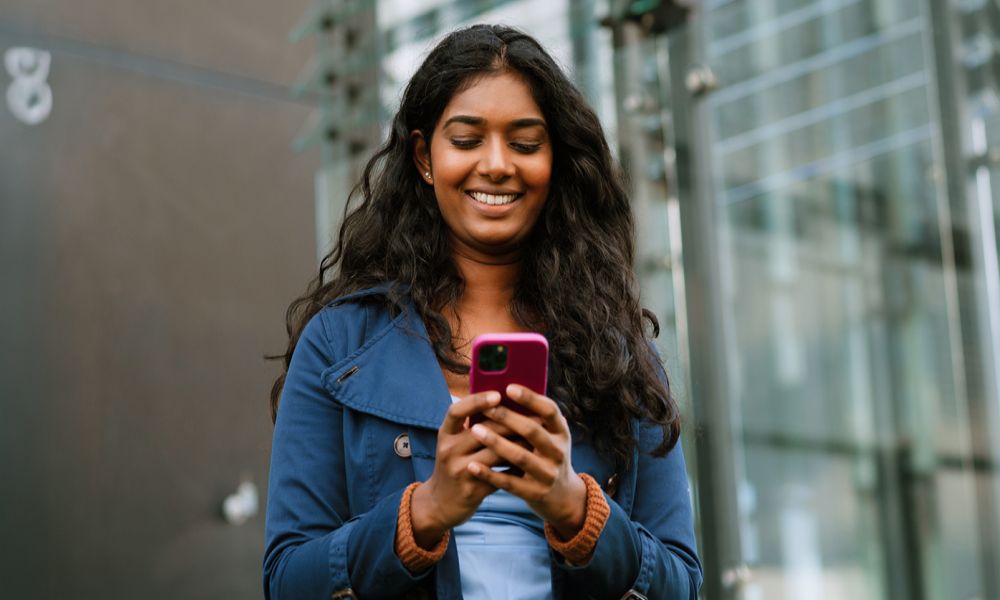 他人のスマートフォンを許可なく閲覧した場合の法的結果