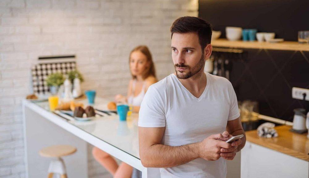 Aldatan bir erkeği yakalamak için telefonu saklama